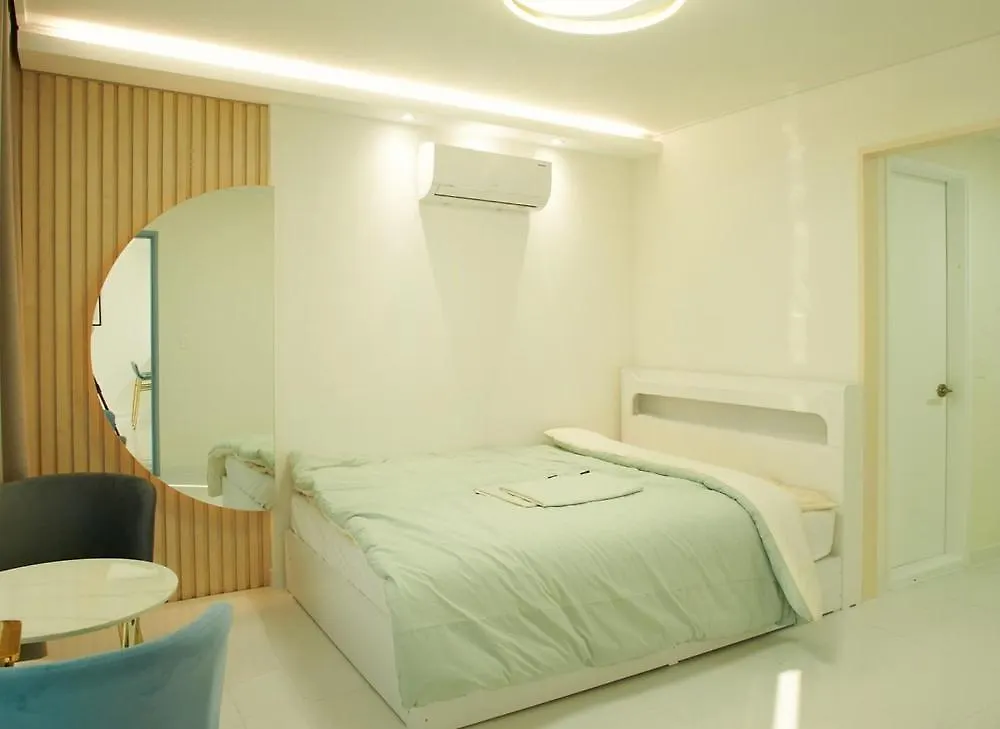 Whity Pension Incheon 3*,